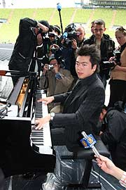 Starpianist Lang Lang probierte schon am Vortag aus Washington kommend vor der Presse